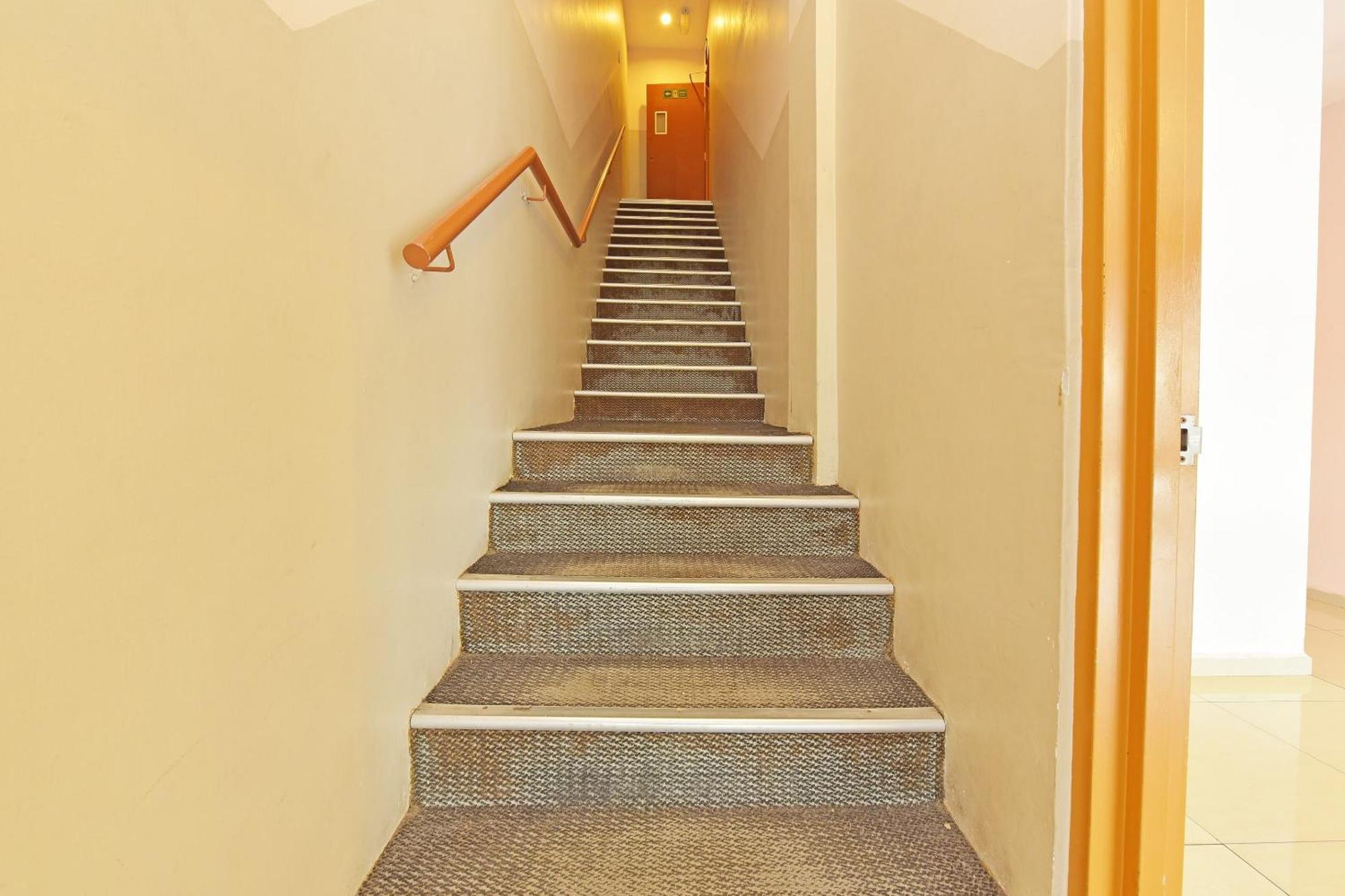 Oyo 582 Hotel Walk Inn Kampong Pasir Puteh  Экстерьер фото