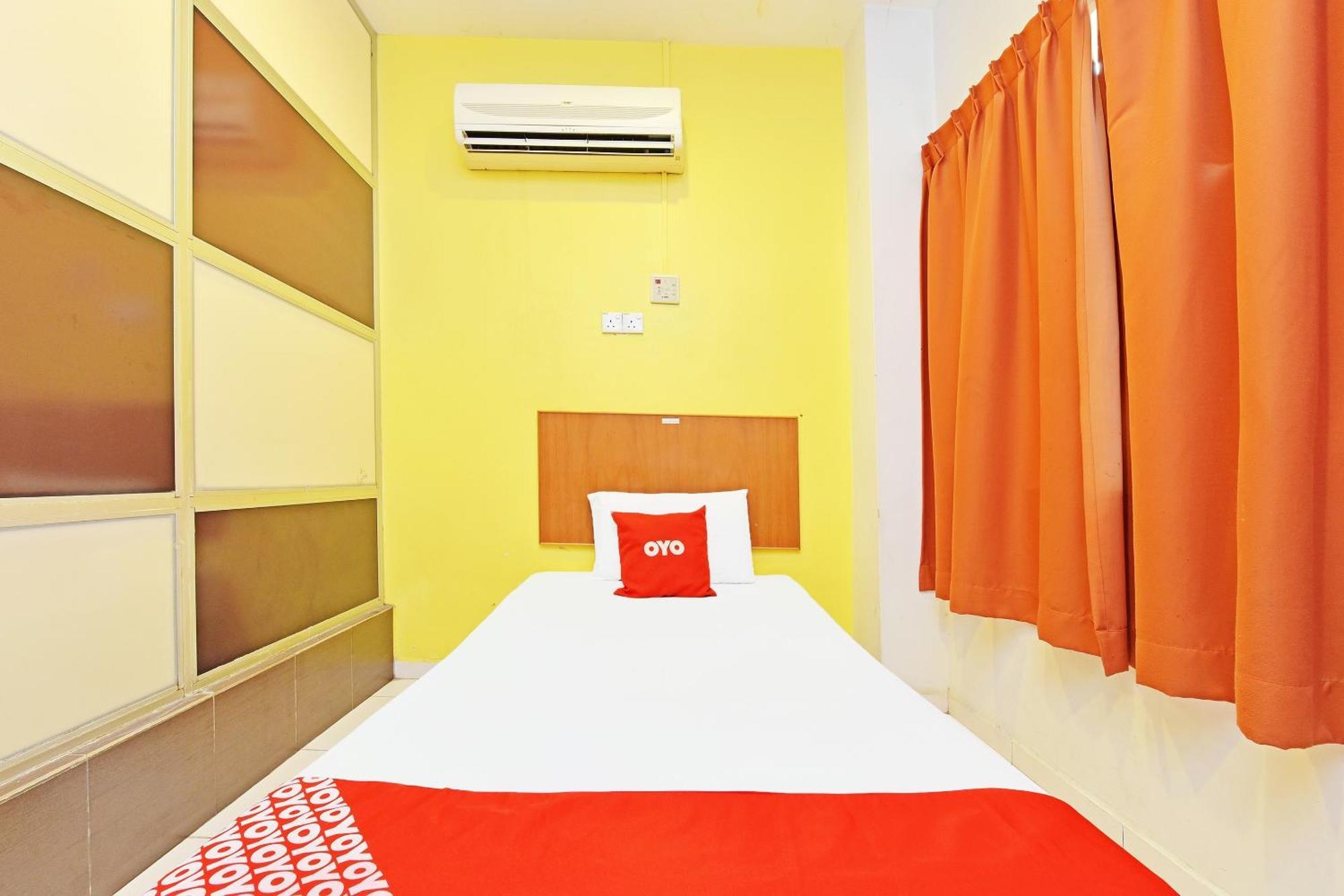 Oyo 582 Hotel Walk Inn Kampong Pasir Puteh  Экстерьер фото